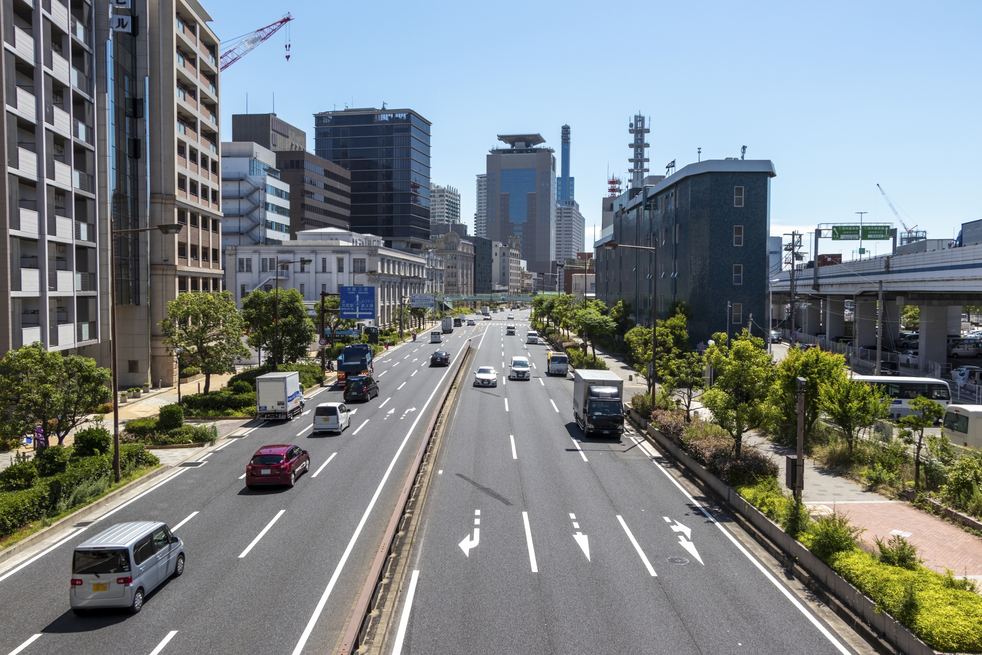 幹線道路を走るセダン