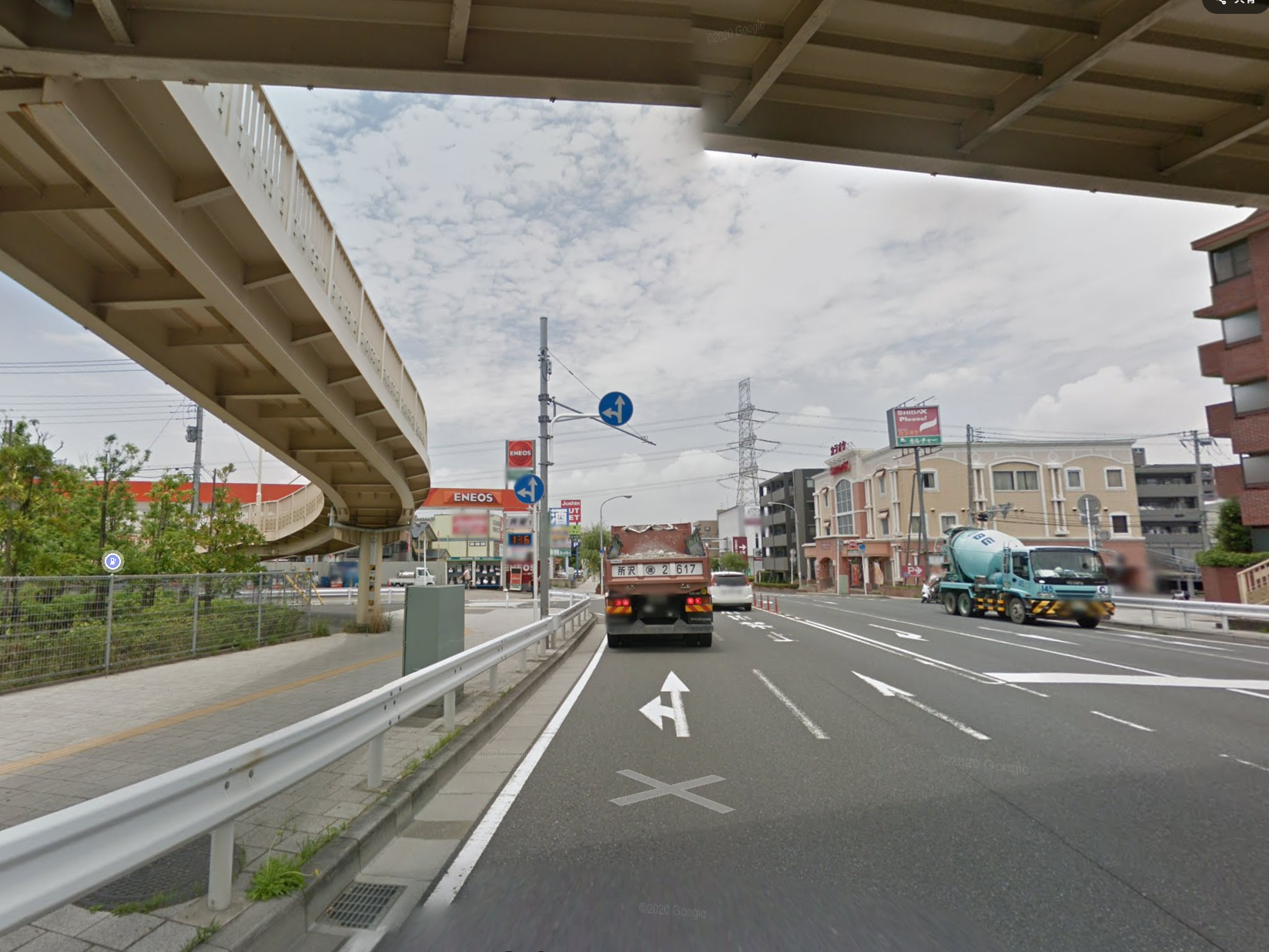 左折車の影響で渋滞する車線