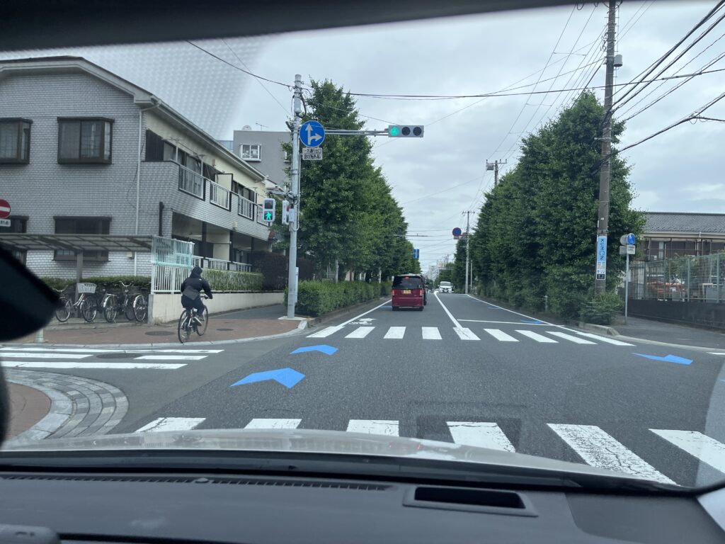 新浜通りと北栄周辺で右折待ちを練習する場面
