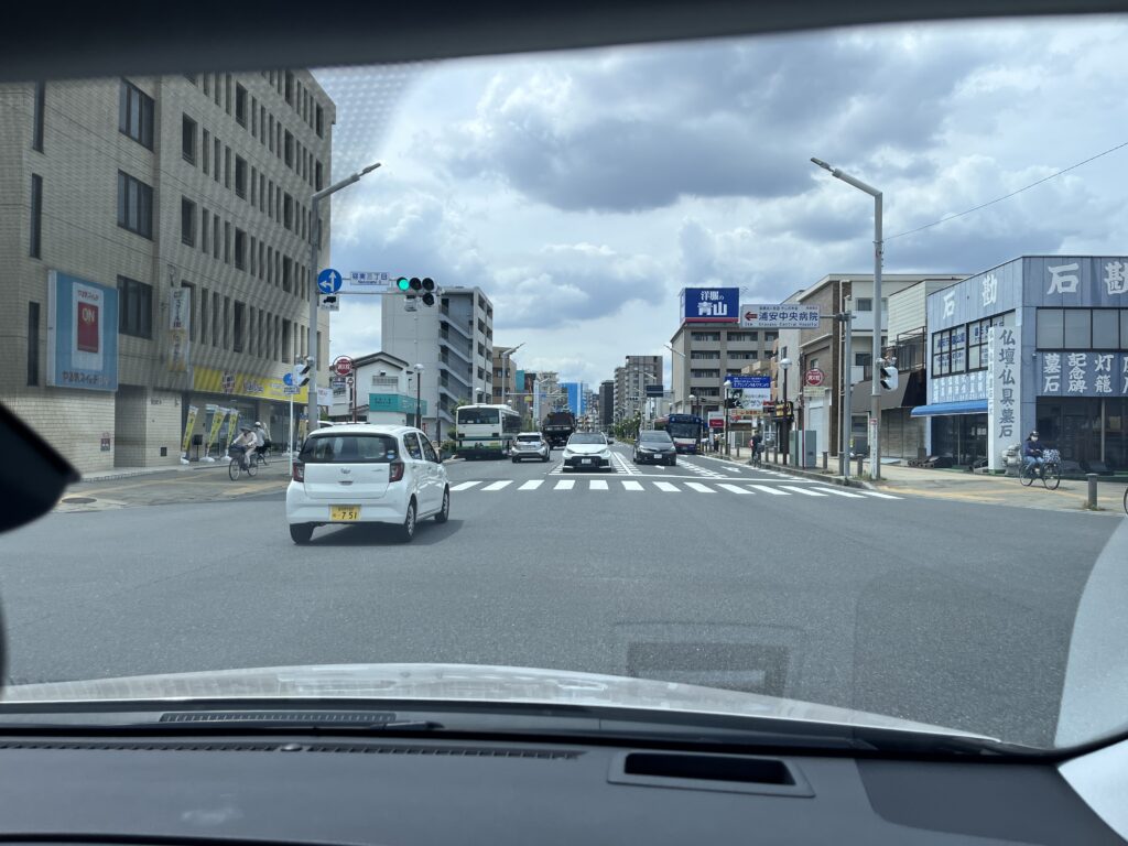やなぎ通りから浦安橋方面へ向かう車線選びの講習場面
