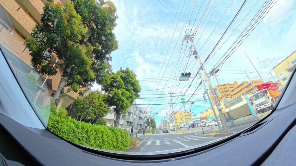 浦安市北栄交差点で信号と横断歩道を確認する講習場面