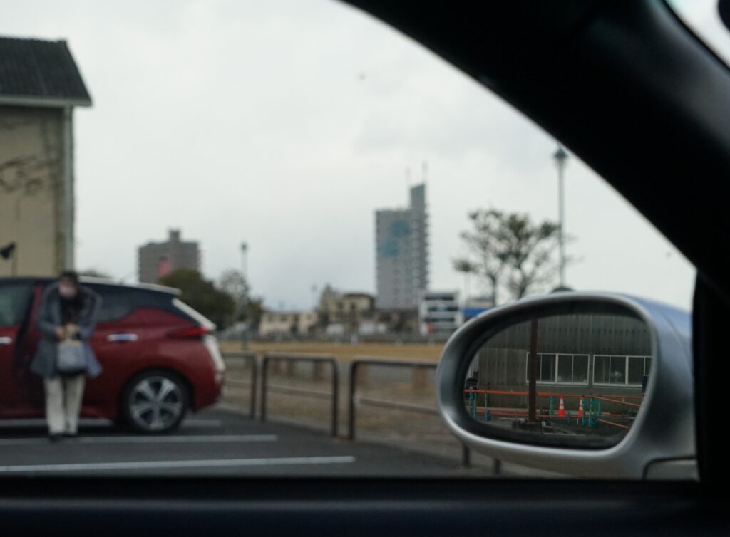 運転席から見たサイドミラーと車の周囲