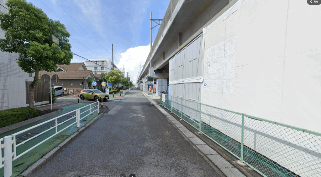 高架沿いの道路と、左側からつながる脇道