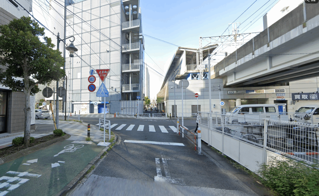 生活道路の交差点に設置された道路標識