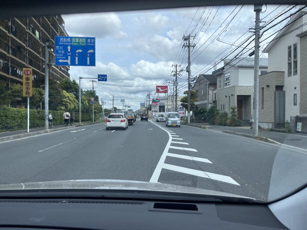 市川インター北側交差点の二車線右折