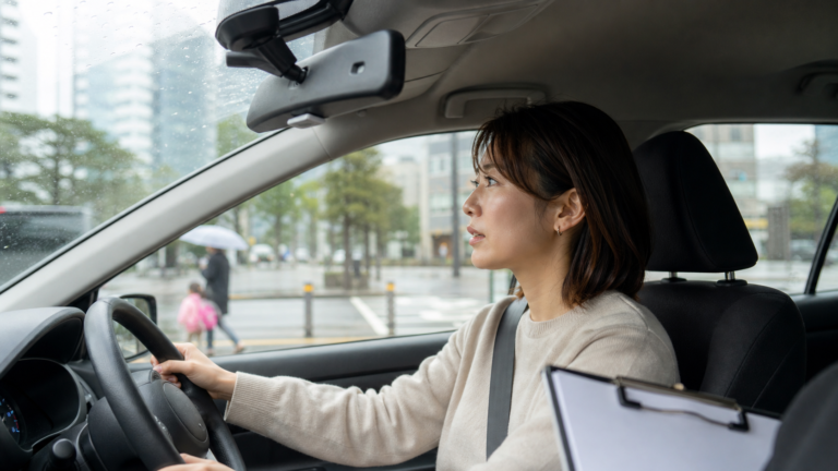 港区でペーパードライバー講習を受ける女性の運転席イメージ