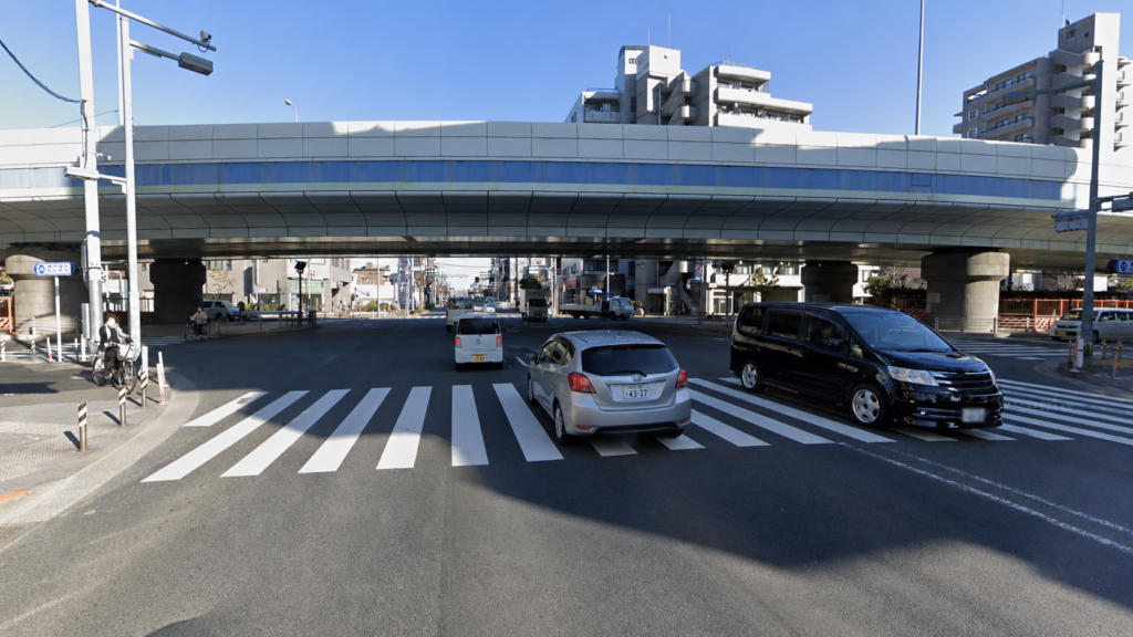 長島町交差点周辺で右折待ち車の陰を確認する場面