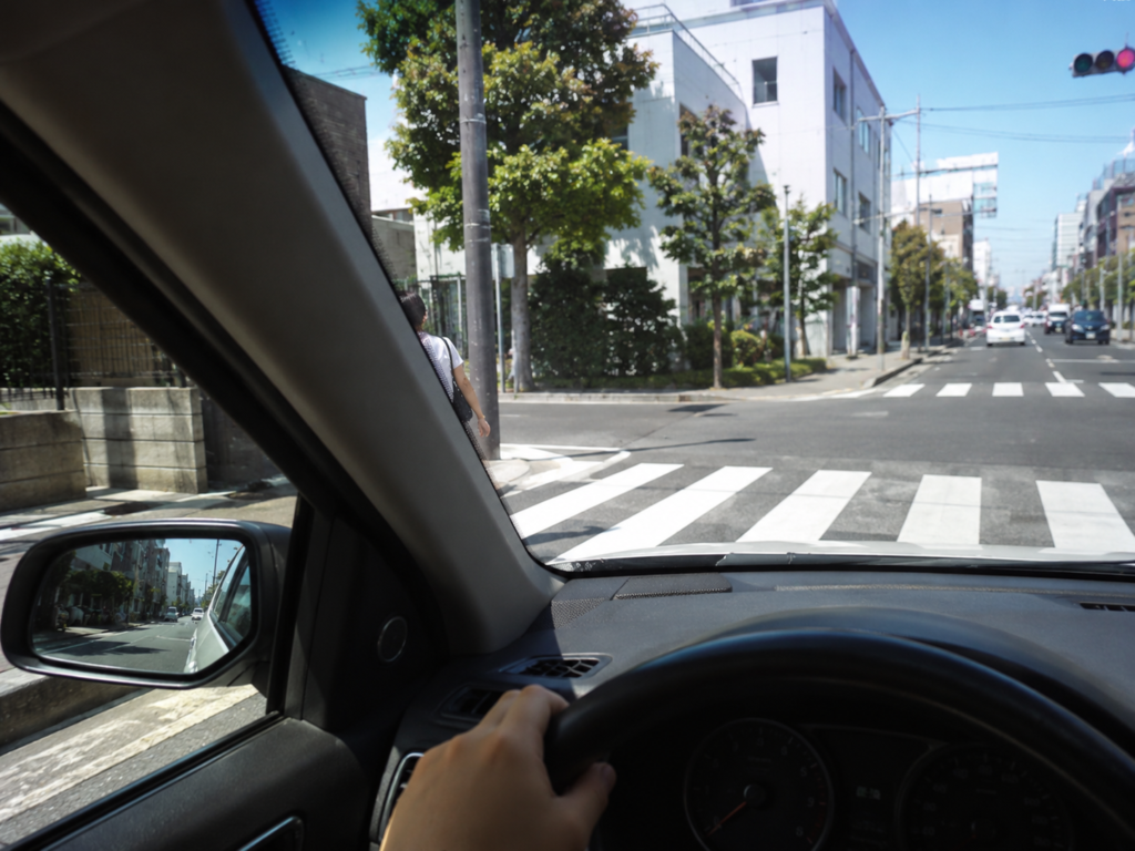 右折中にピラーの陰へ入る歩行者を確認する場面