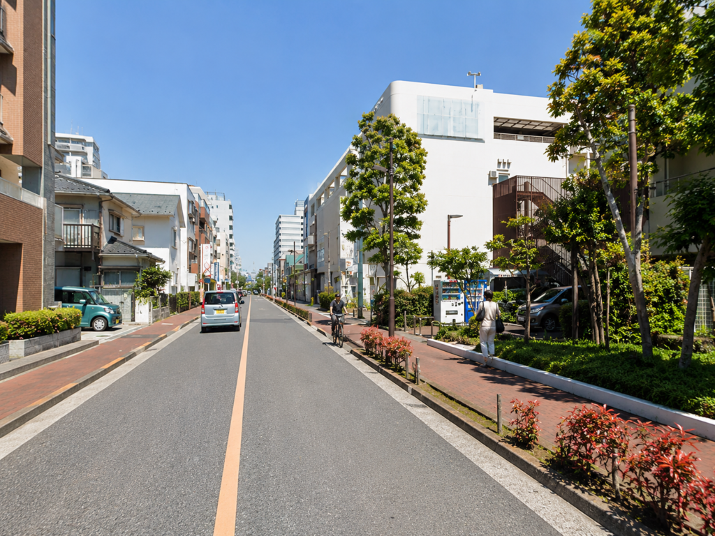 新田仲町通りで前方の自転車と対向車を見る場面