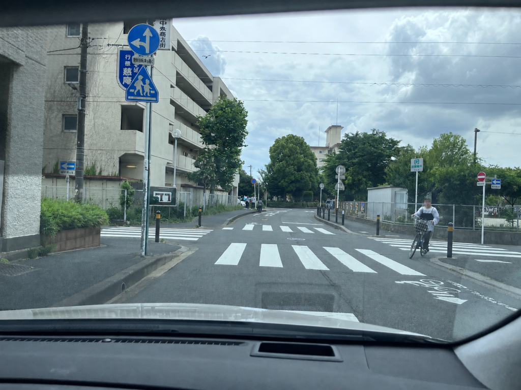 左折前に左後方から来る自転車を確認する運転練習