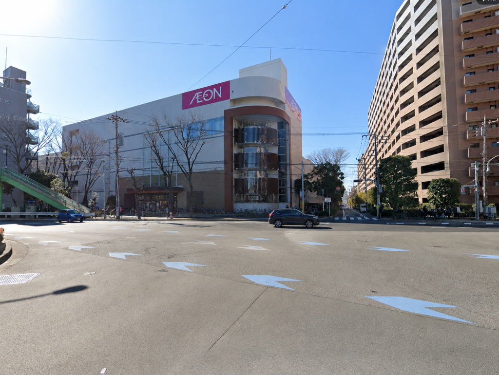 交差点内を通過中に歩行者信号の変化を見る場面