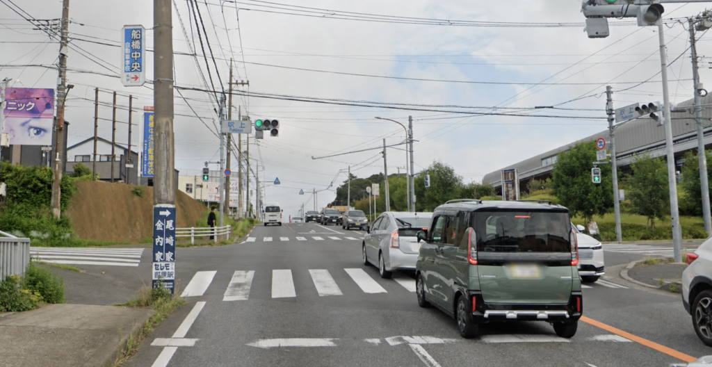 吹上交差点付近で右折時にバイクと横断歩道を確認する場面