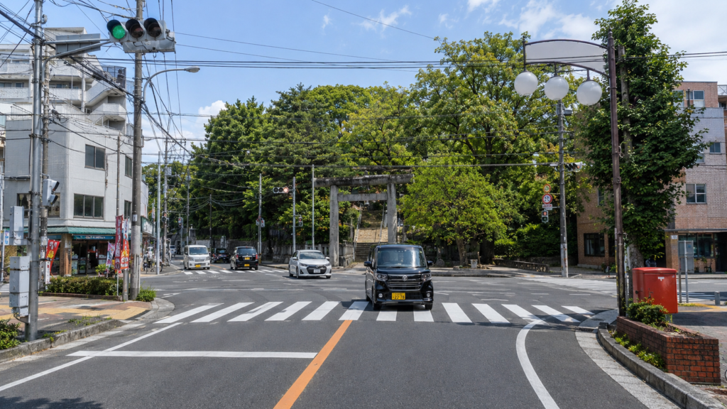 大神宮下交差点で曲がった先の車列を確認する場面