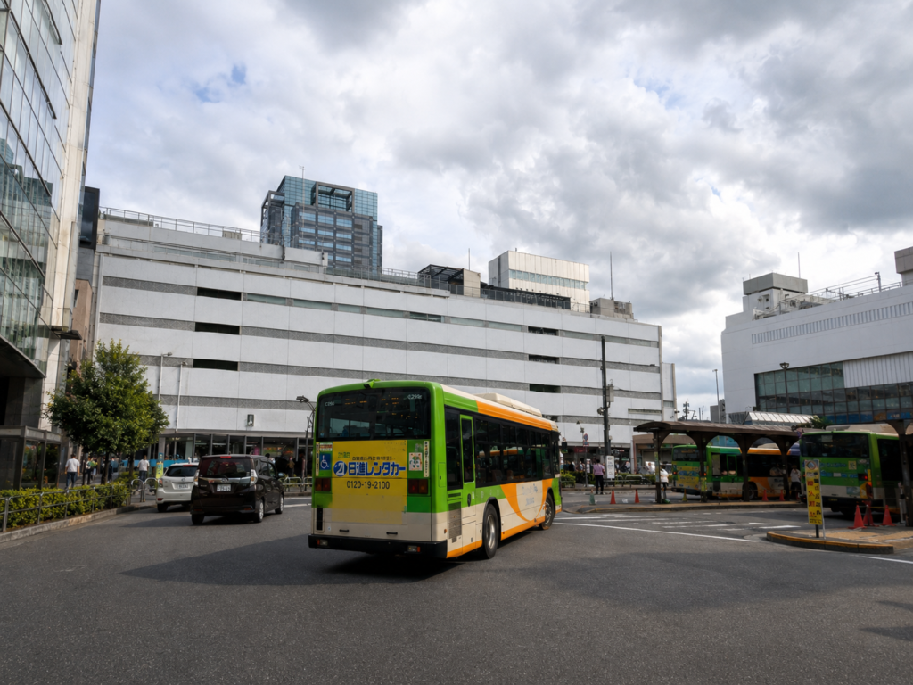 錦糸町南口ロータリーで横断歩道と歩行者を確認する場面