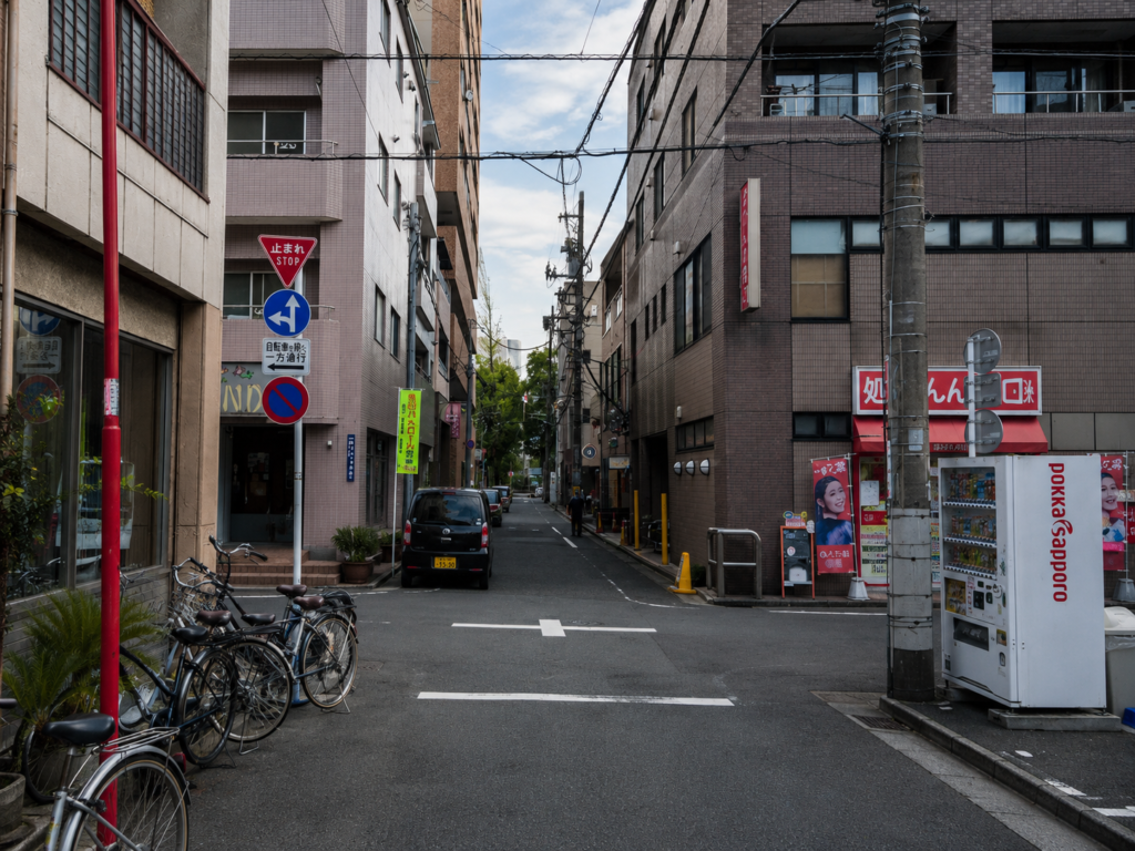 錦糸町北口の路地で標識を確認しながら進む場面