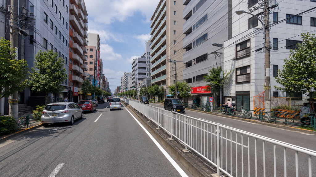蔵前橋通りで車線変更前にミラーと後方を確認する場面