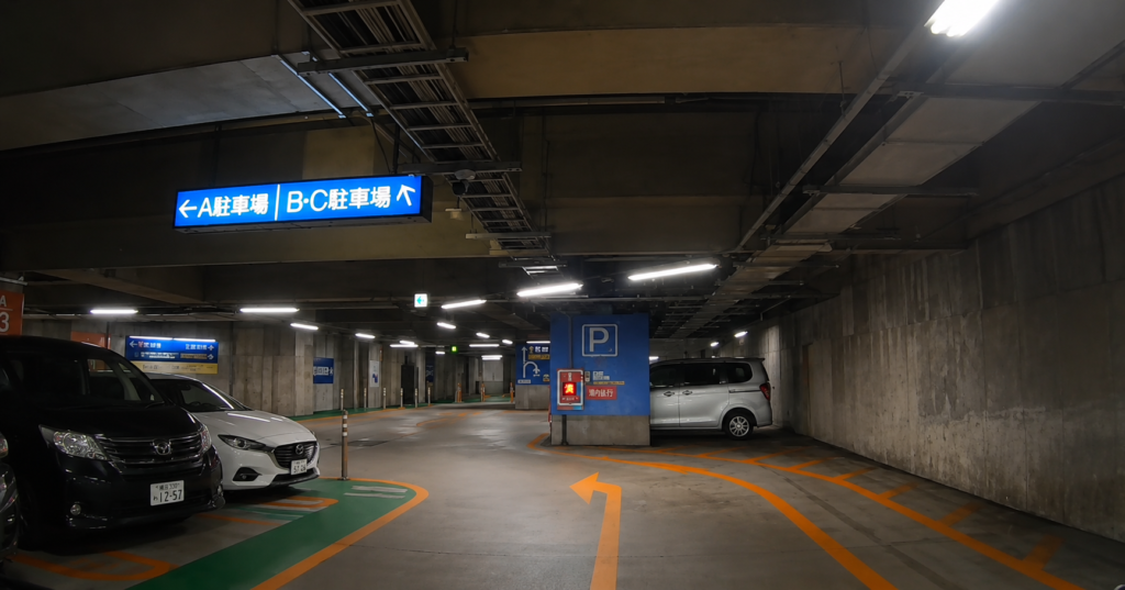 丸井錦糸町とオリナス錦糸町周辺の駐車場へ向かう場面