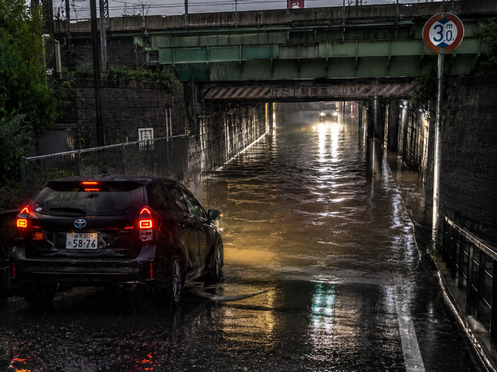 大雨の日に冠水しやすいアンダーパスを避ける判断場面