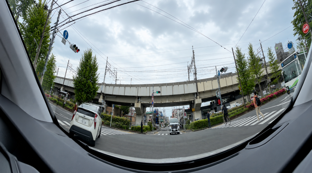 右折待ちの位置と横断歩道確認を練習する江東区のペーパードライバー講習