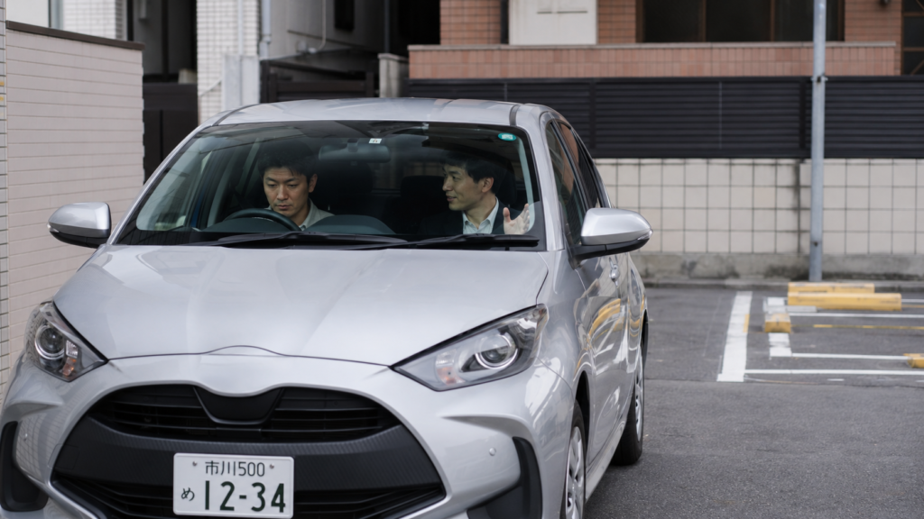 蔵前周辺の駐車場内でシート位置とミラーを確認する講習