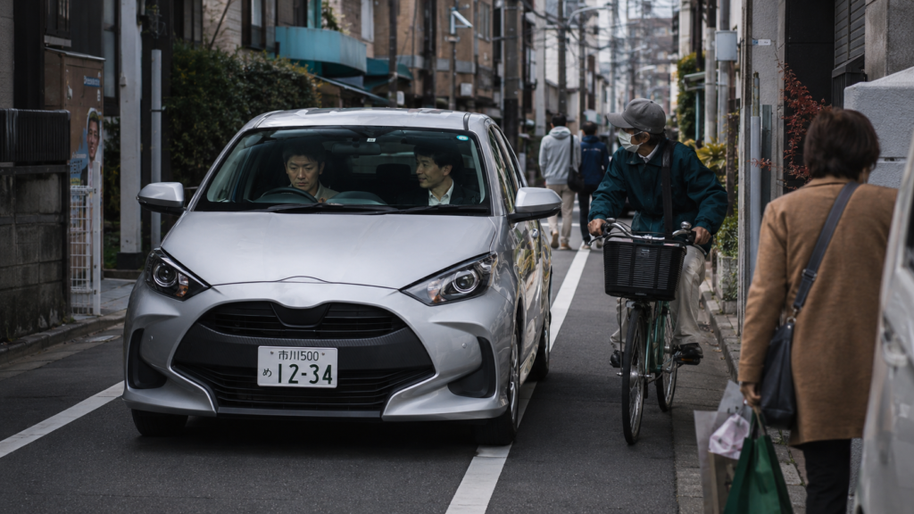 一方通行で歩行者や自転車に注意して車の位置を整える練習