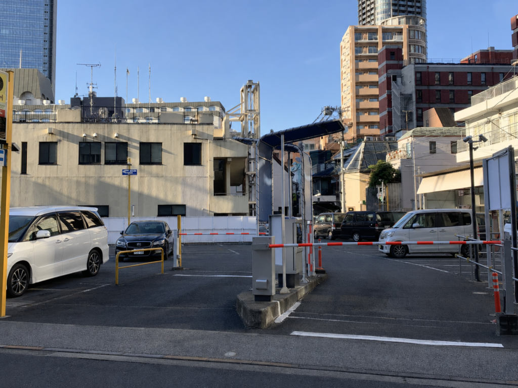 コインパーキング入口で一時停止と歩道の安全確認をする練習