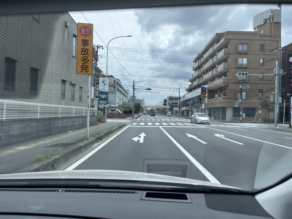 浦安市川バイパスの交差点と車線の様子