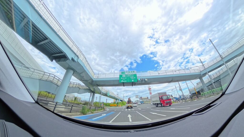京葉市川ICや京葉JCT方面へ向かう手前で標識と車線を見て走る講習イメージ