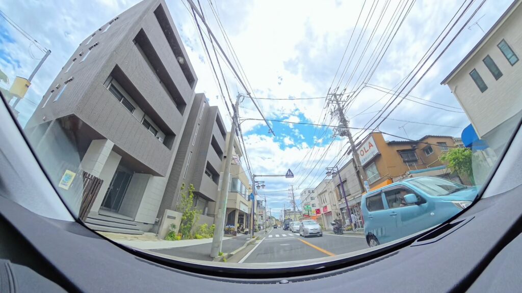 片側一車線の道路で対向車と自転車に注意しながら走る講習イメージ