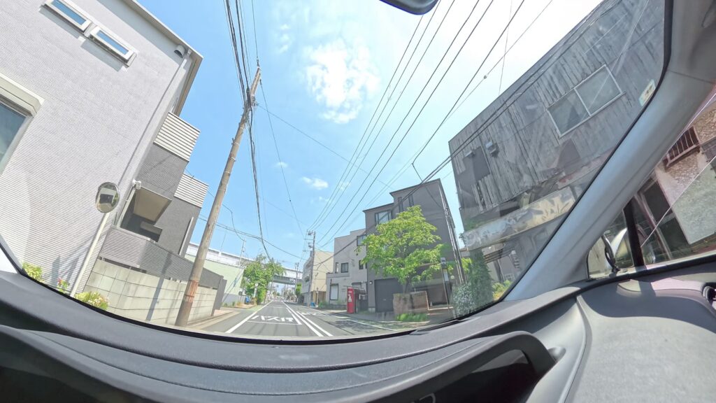 住宅街を走行するイメージ