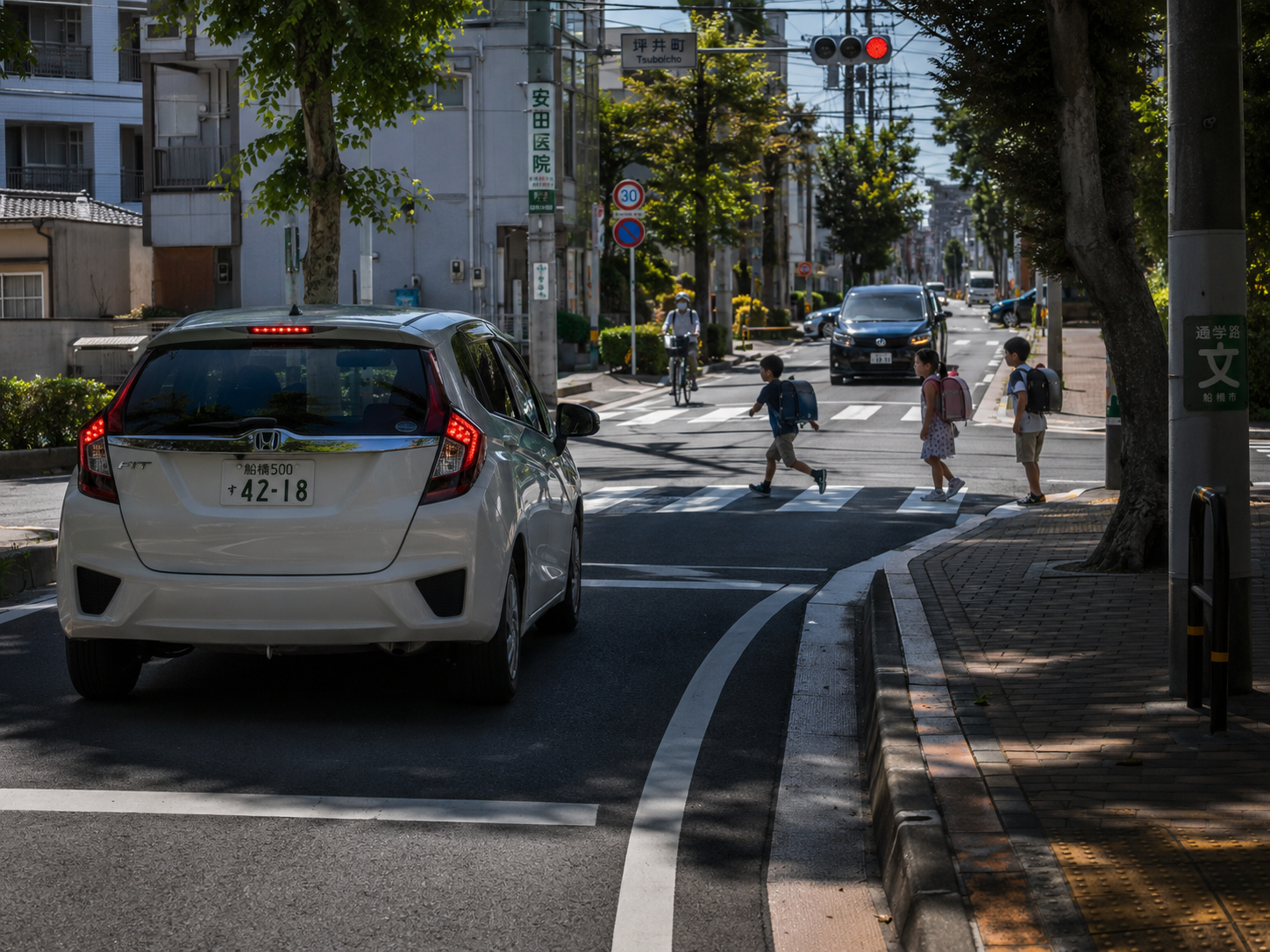 船橋市内の横断歩道で子どもが急に動き出す場面