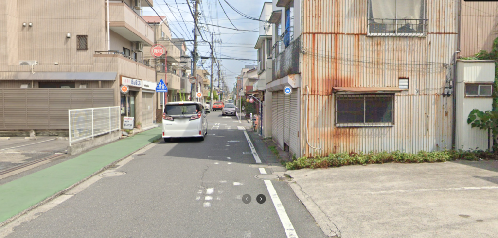 狭路と電柱の写真