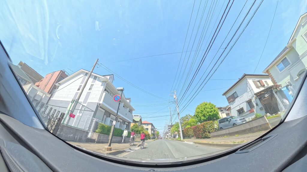 歩道と車道付近を走行する自転車