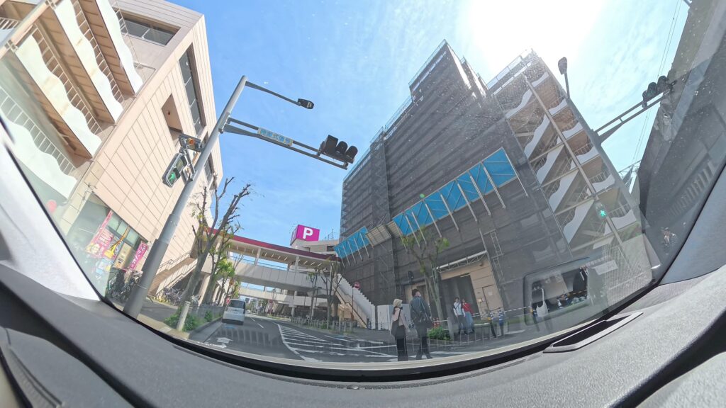 妙典高架下交差点を左折する道路風景