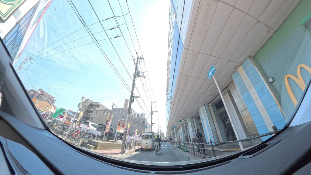 妙典駅前を走る自転車と駅周辺の道路