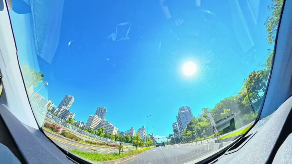 遠くの車を見るイメージ