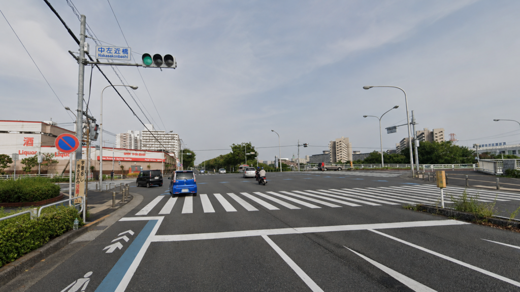 中左近橋交差点で右折先の横断歩道を広く見る場面