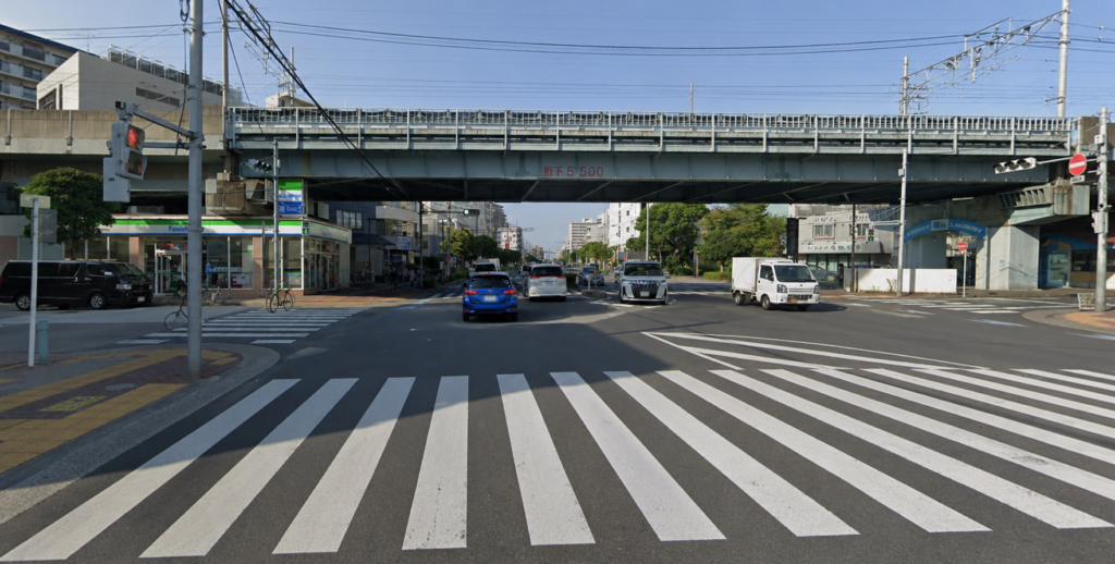 中葛西五丁目児童遊園交差点で左後方の自転車とバイクを見る場面