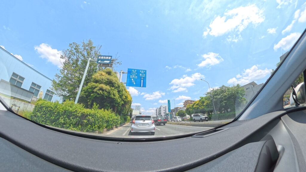中野木交差点から成田街道方面へ向かう車線取りの場面
