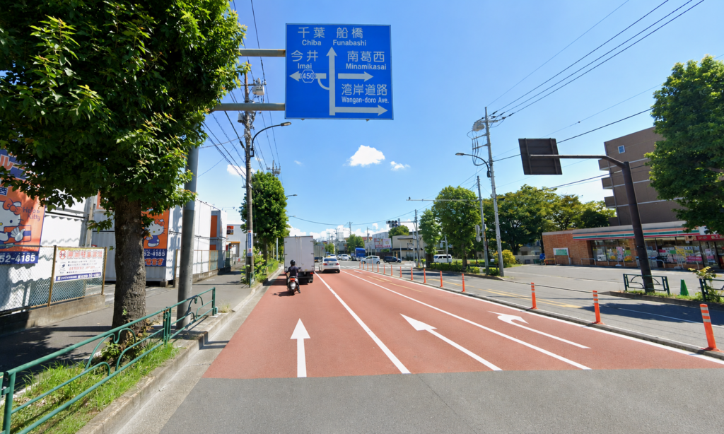 浦安橋手前交差点で右折矢印と前車の減速を見る場面