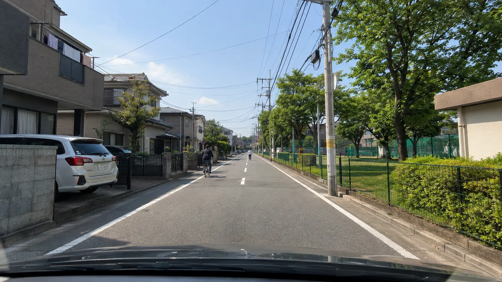 妙典駅周辺の住宅街で歩行者と自転車に注意して走る道路