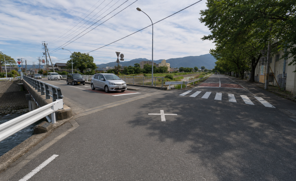 全方向止まれの十字路で互いの動きを確認するイメージ