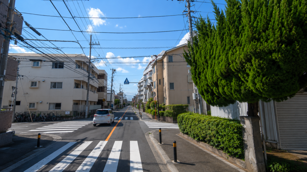 中央線や道幅で優先関係を確認する信号のない交差点のイメージ