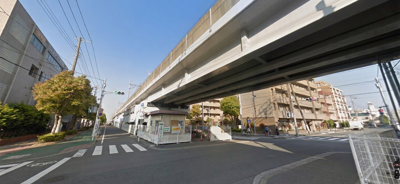 南行徳第二駐輪場付近の高架下で右折先に赤信号が見える交差点