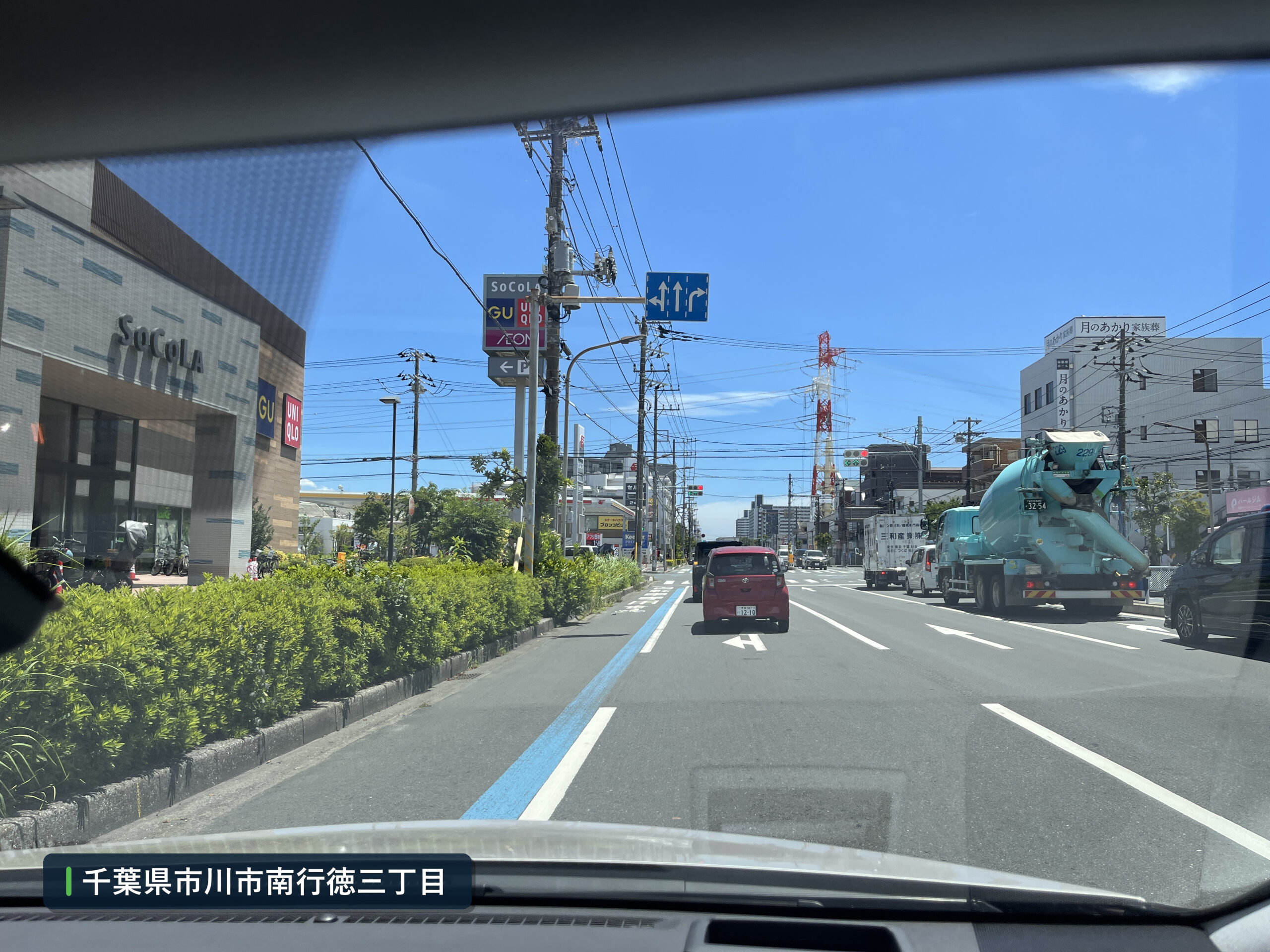 SOCOLA南行徳周辺の自転車レーンがある道路