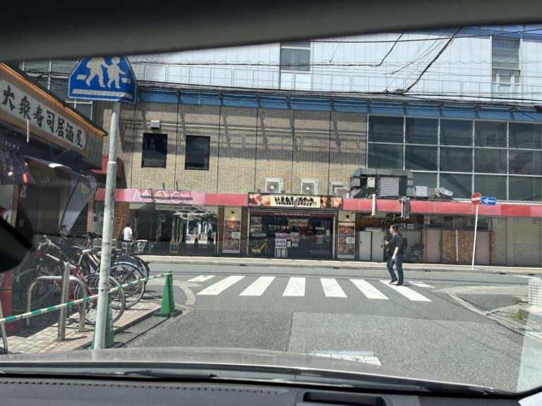 南行徳駅の駅舎と駅前道路