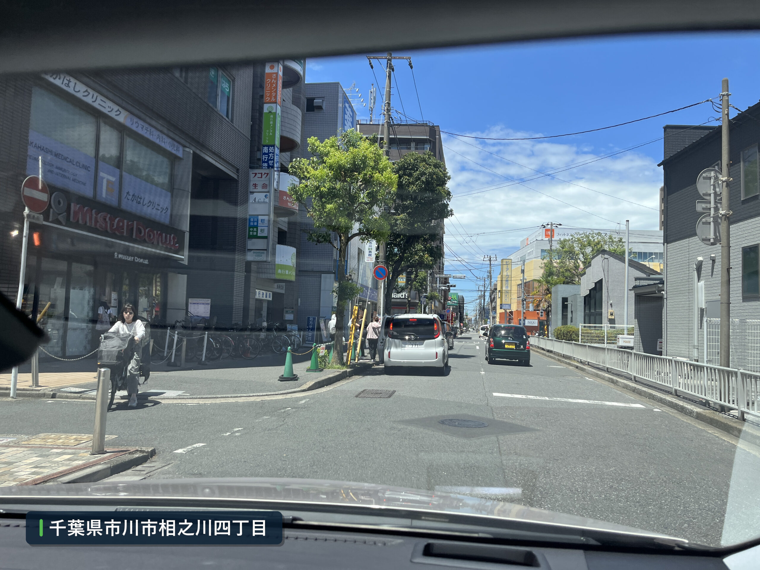 南行徳駅北口のミスタードーナツ前に路上駐車がある道路