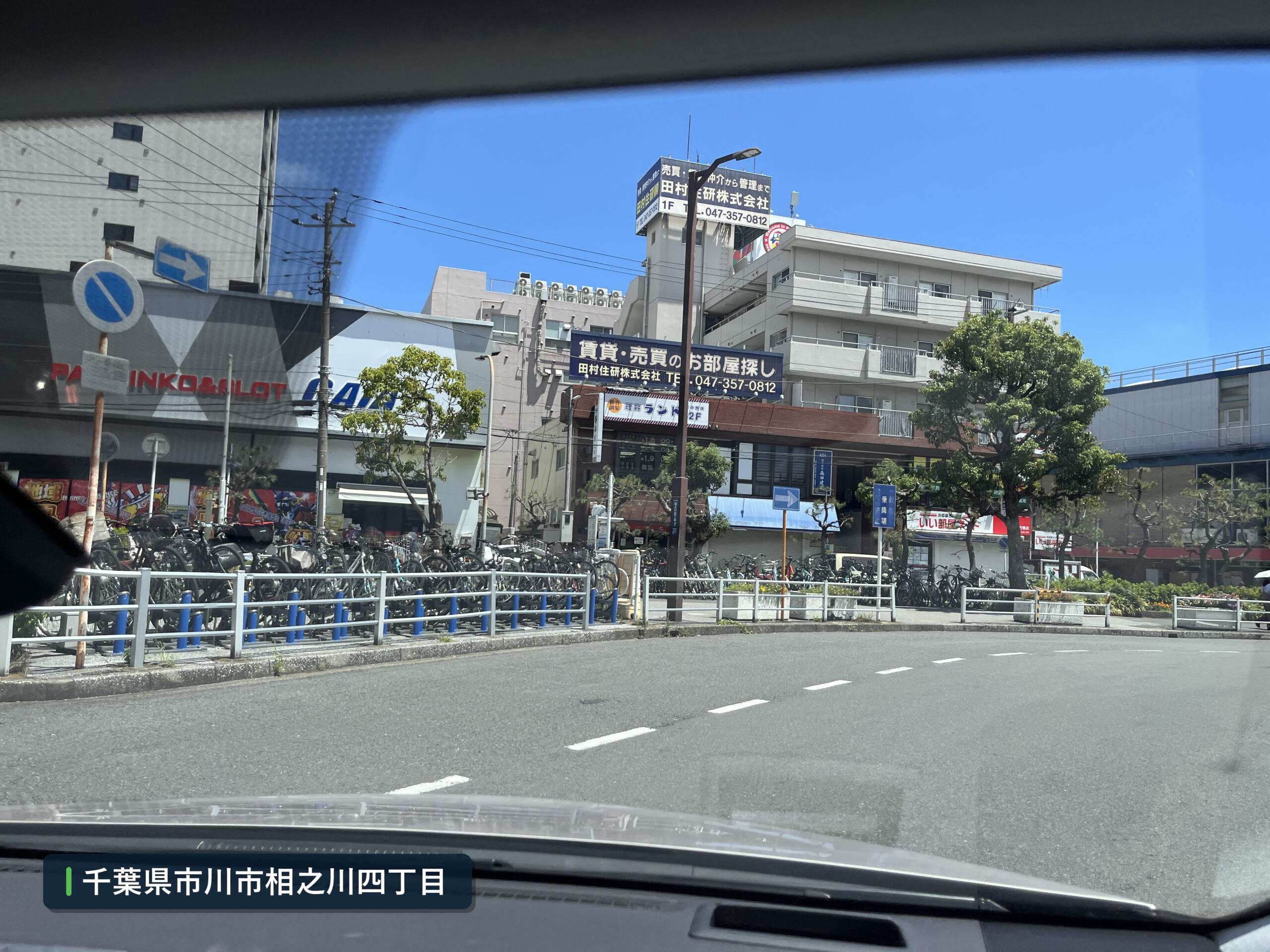 南行徳駅北口ロータリー付近の自転車置き場と駅前道路