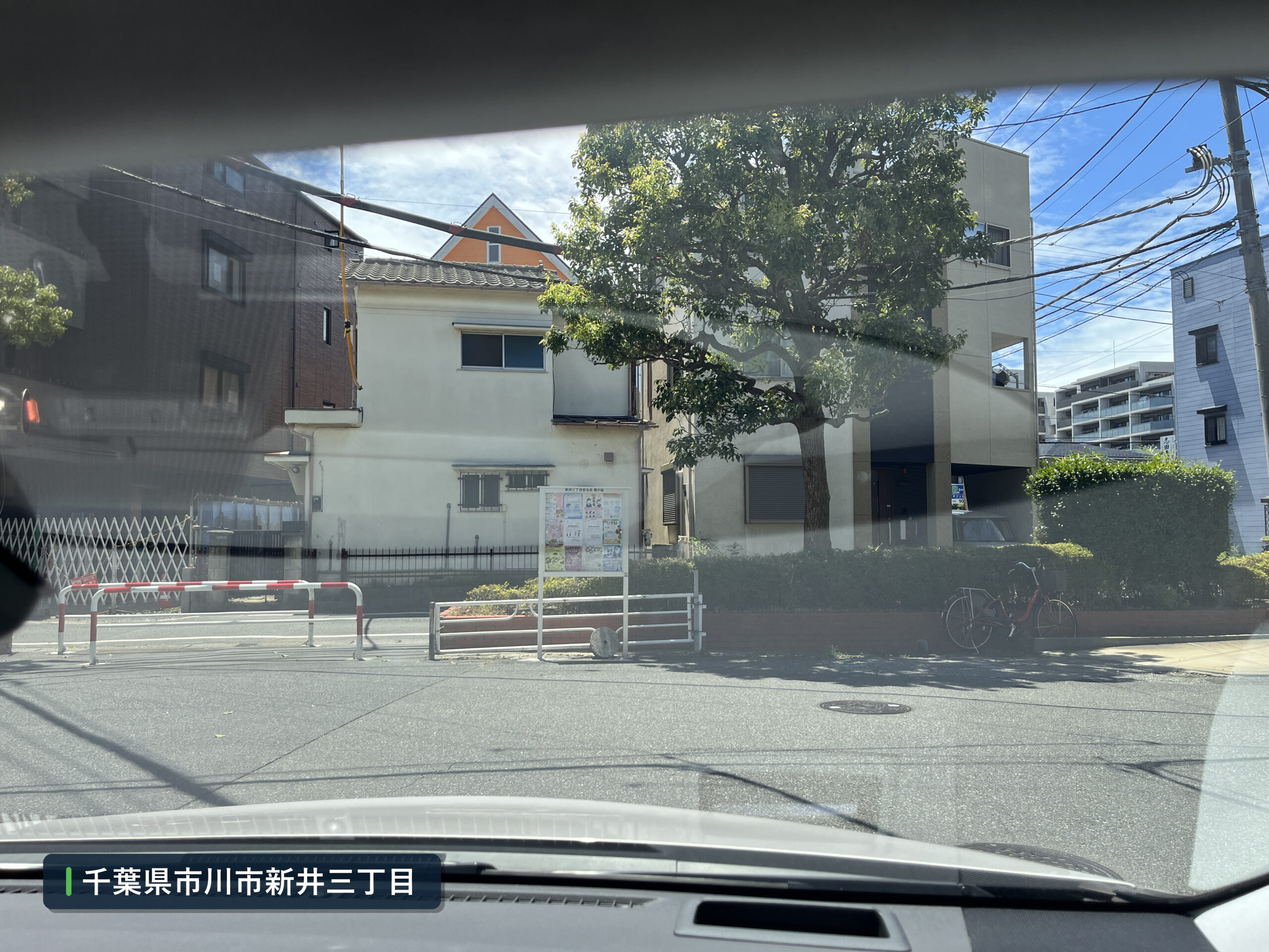 市川市と浦安市の市境付近にある車止めと花壇