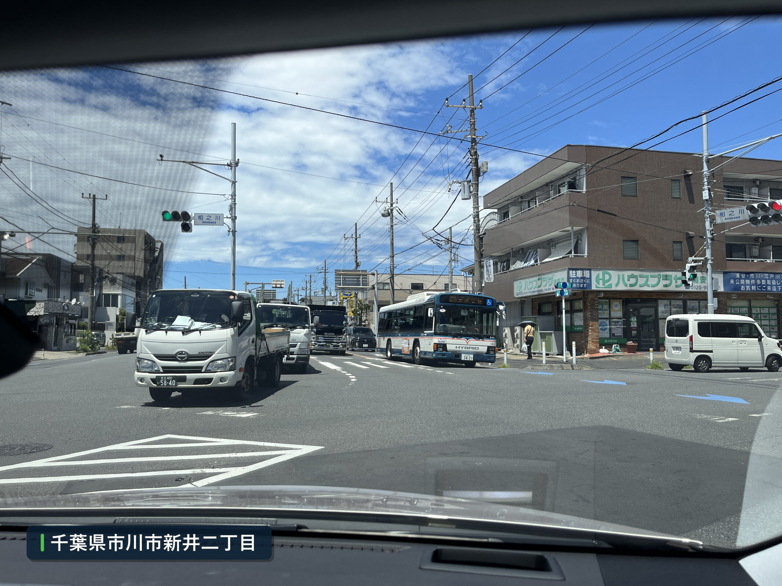 相之川交差点付近で対向車と右折のタイミングを確認する運転席の景色